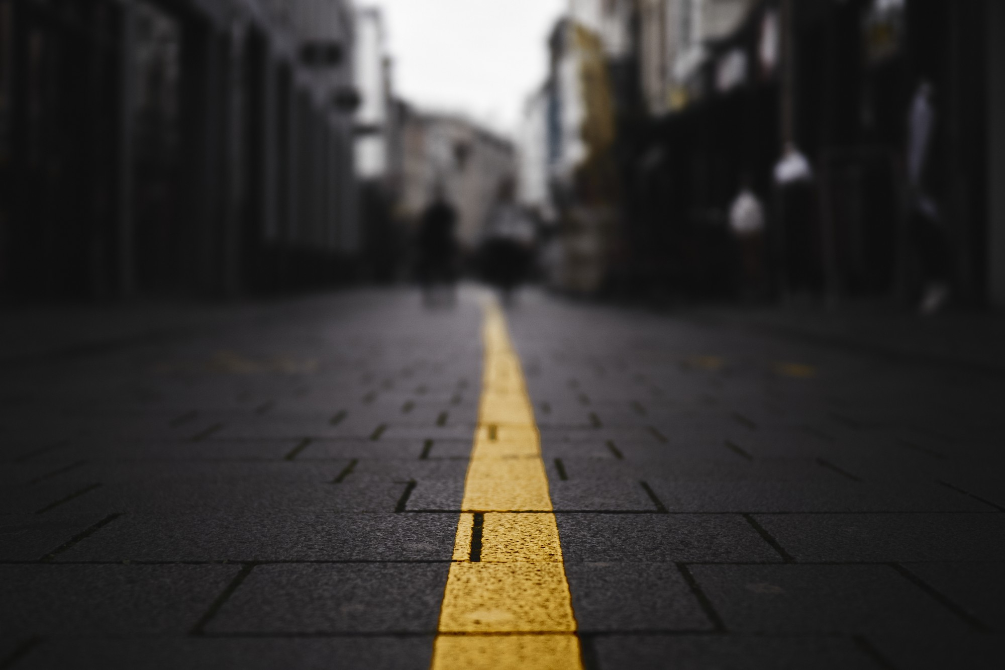 Linha amarela de demarcação em via pavimentada